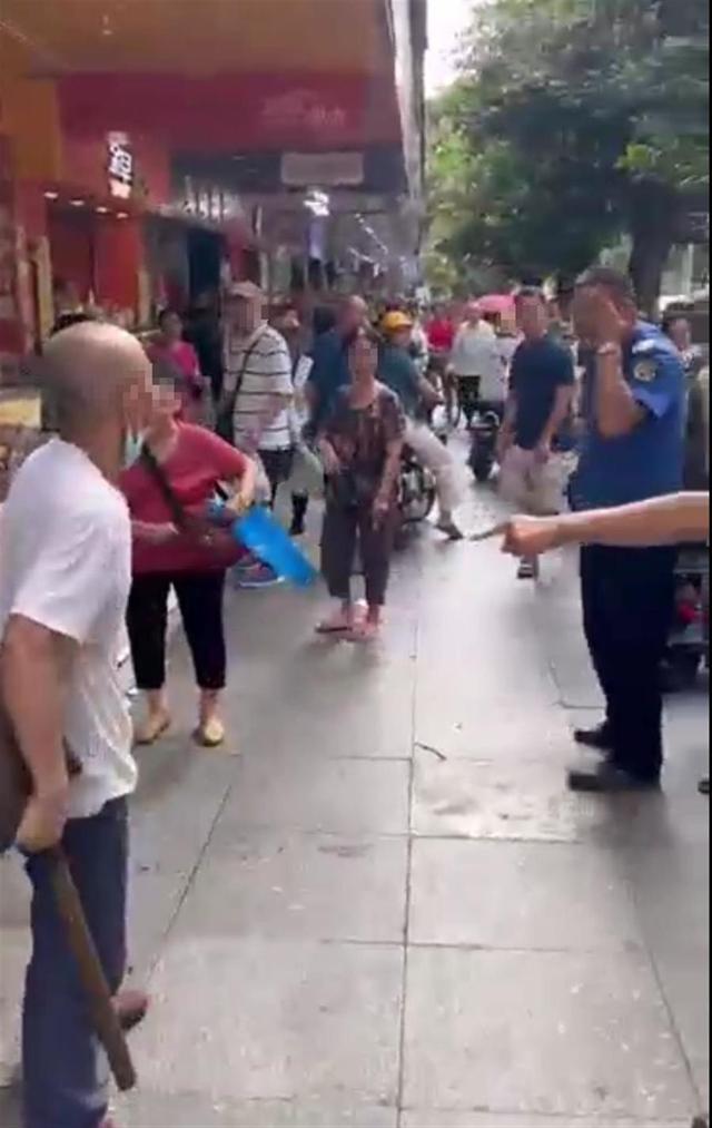 广州一小贩用锹柄将城管头部打伤，警方正在调查处理