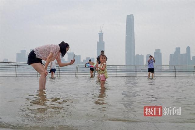 武汉暴雨江水上涨淹没江滩大舞台！