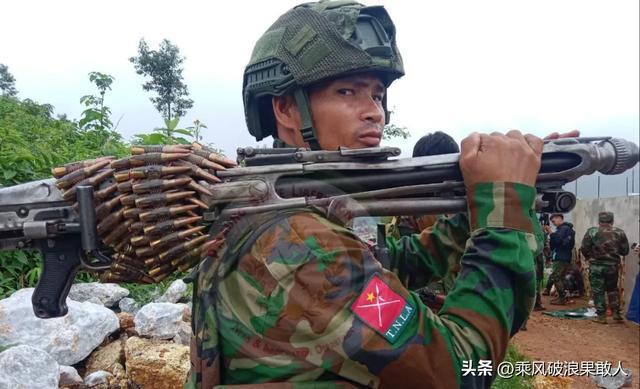 17名缅军向缅北武装投降，上缴武器类型繁多！