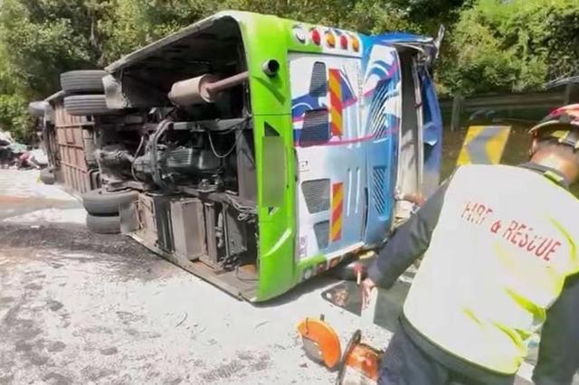 马来西亚翻覆巴士中有中国公民遇难 车上载有3名马来西亚人18名中国人