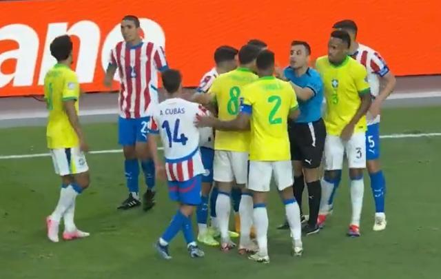 争议！美洲杯爆发冲突，巴西巨星杂耍过人挑衅，对手围殴+抗议