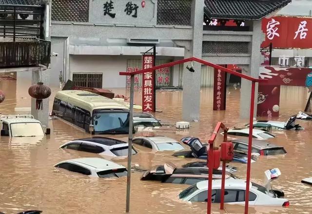 平江暴雨为何洪水排不出去 道路塌方引担忧