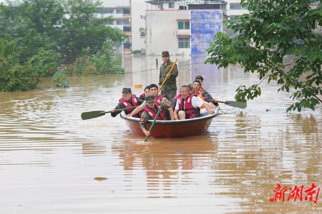 湖南平江县内涝水位逼近红绿灯 70年一遇洪灾来袭