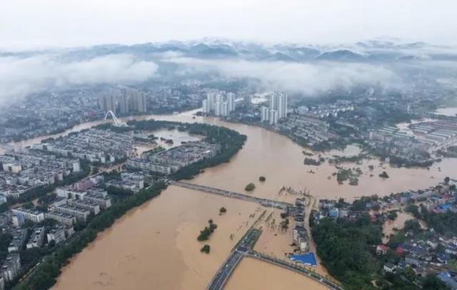 湖南平江记者:本台报道 本台被淹，水位创57年新高
