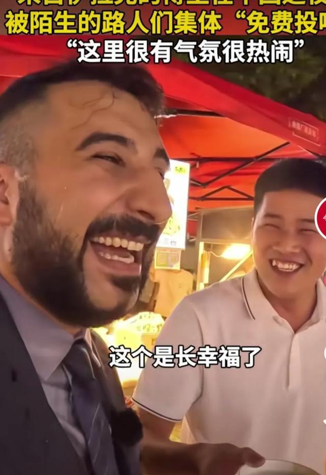 外国博主在中国逛夜市被疯狂投喂