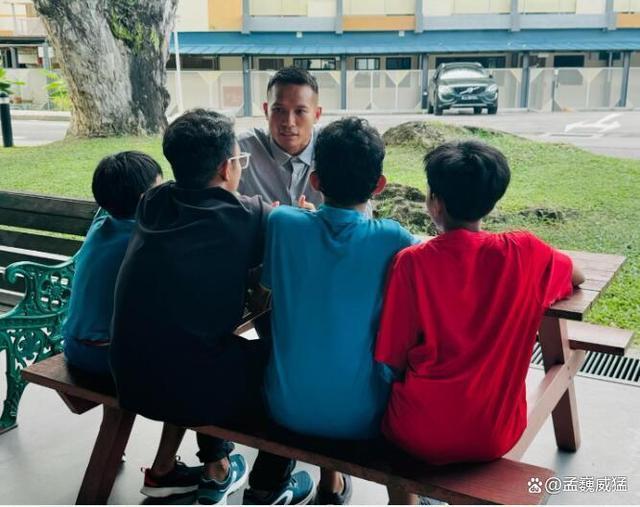 新加坡男足门将捐出中国球迷感恩钱 赠予当地福利院关爱青少年成长