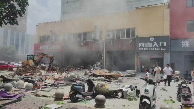 河南一店铺疑突发爆炸，致多人伤：现场一片狼藉