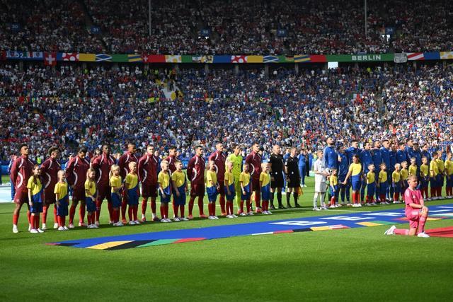 体坛名场面丨2016欧洲杯夺冠后，C罗更衣室动情演讲收获全队掌声