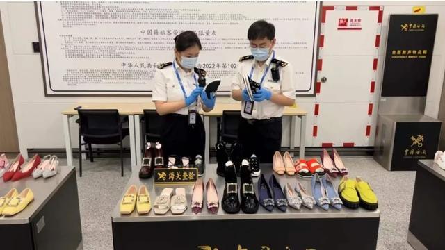 一旅客携带60双品牌鞋入境被查