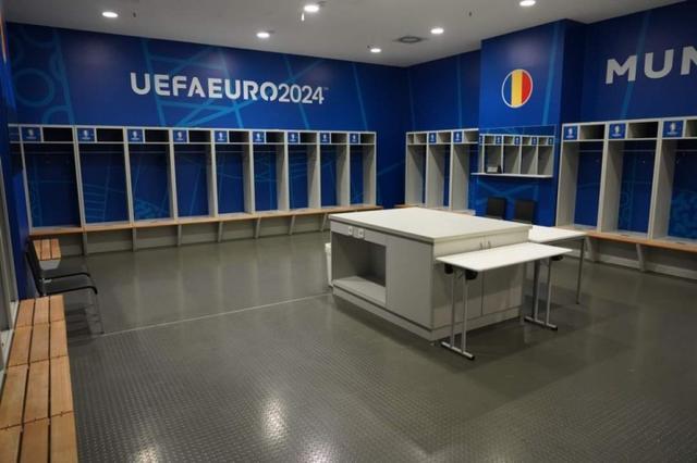 罗马尼亚欧洲杯出局后打扫更衣室 致敬与风度并存