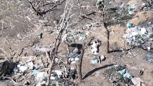 俄军发射自杀式无人机 精准命中并摧毁乌军弹药点 地下工事难逃科技攻袭