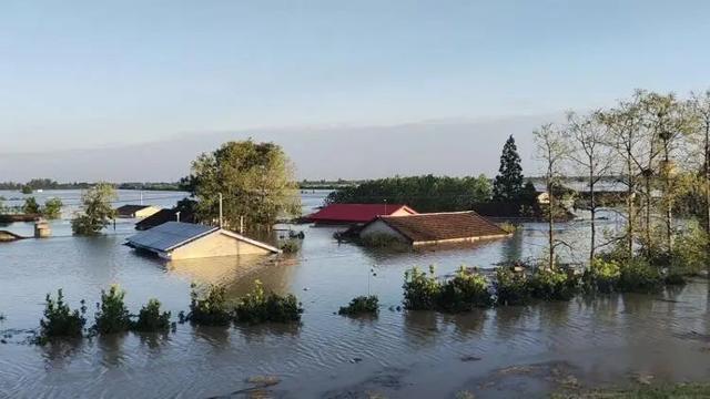 湖南洞庭湖堤防决口：水漫房顶，紧急转移五千人