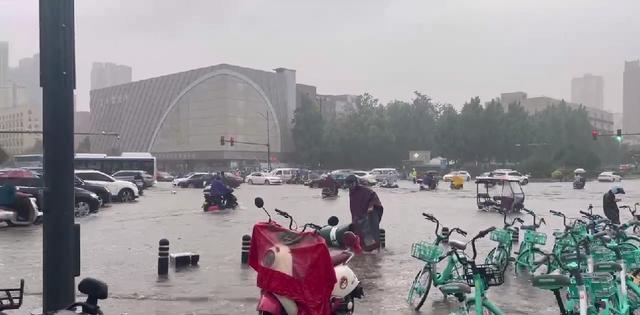 郑州暴雨致道路积水 多车被淹 32条公交线路临时停运