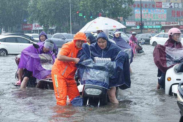 郑州交警全身湿透仍在雨中指挥交通 坚守岗位保畅通