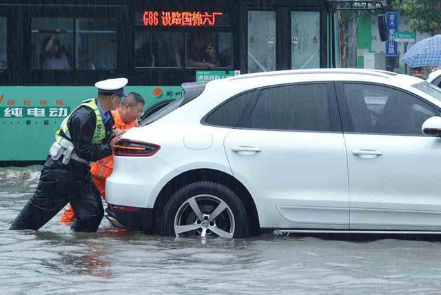 郑州交警全身湿透仍在雨中指挥交通 坚守岗位保畅通