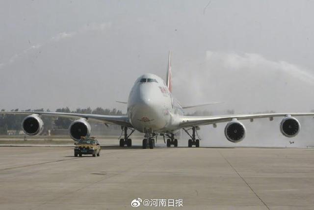 郑州机场雨中安全有序运行 应对持续阵雨挑战