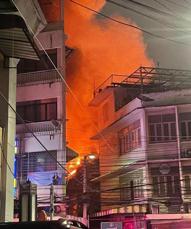 泰国唐人街火灾致30人受伤 救援行动连夜展开