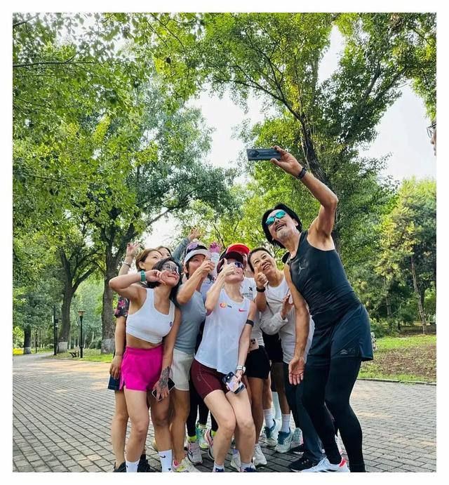 周润发北京朝阳公园跑步 被粉丝偶遇 传奇亲民风范展现
