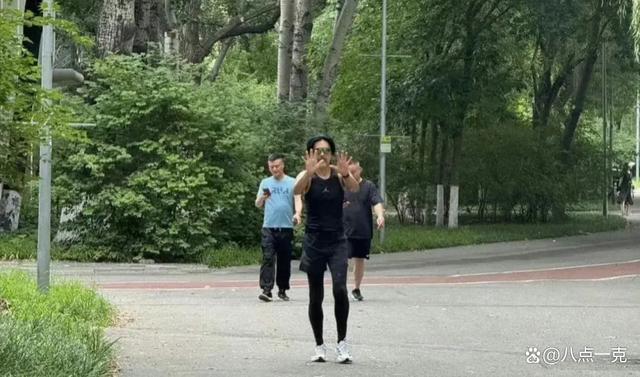 69岁周润发在北京公园跑步，开心和民众合影，完全没有大明星架子！