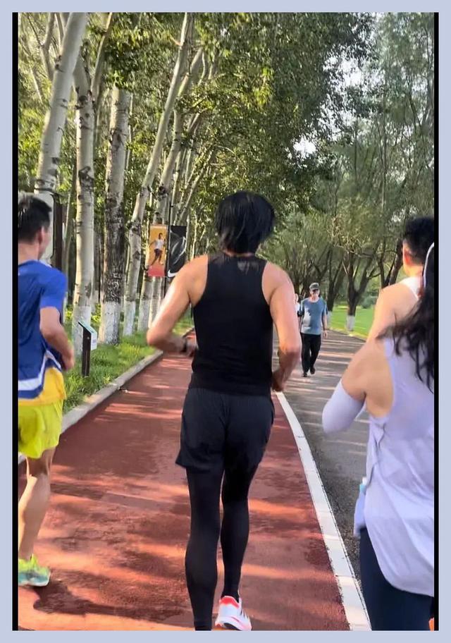 网友们偶遇周润发在朝阳公园跑步 传奇亲民范儿引热议