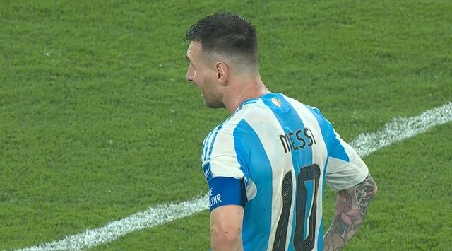 阿根廷进决赛后梅西叉腰站立