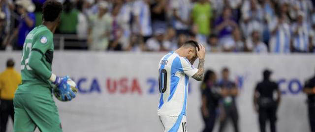 阿根廷冲美洲杯决赛梅西有说有笑朝看台挥手，马丁内斯头部新造型抢镜