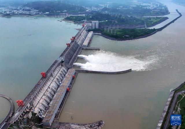 三峡水库2024年首次开闸泄洪 迎战长江洪峰，蓄水调节保安全