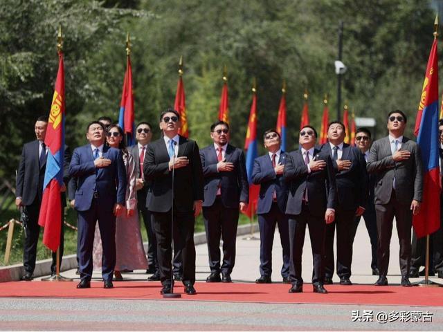 蒙古国举行国旗日阅兵式