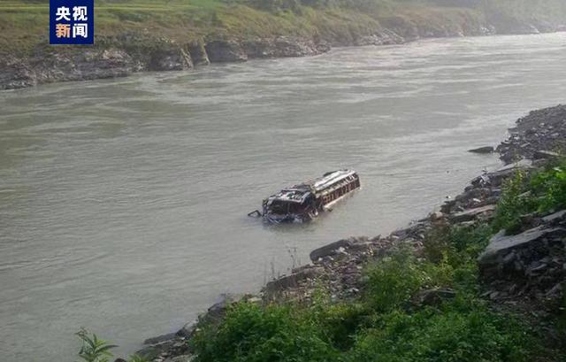 尼泊尔2辆大巴坠河共载65人 六十余人下落不明
