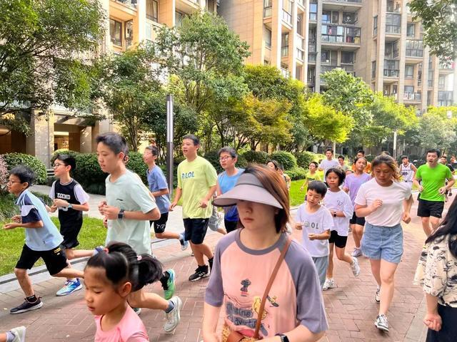 杭州一位爸爸带一两百个孩子晨跑 五年坚持，打造活力社区