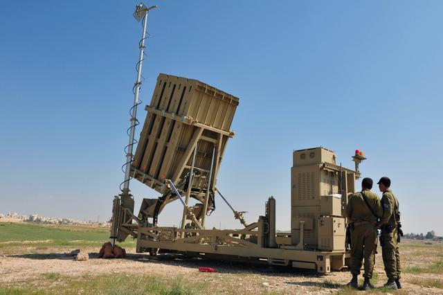 哈马斯自制多管火箭炮连续轰击以军 以色列铁穹系统面临极限考验