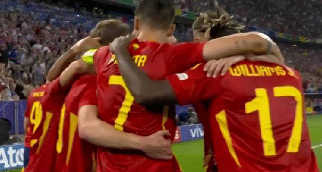 那么强，又那么美！西班牙捧起欧洲冠军，足球运动的胜利 逆袭之夜，第八奇迹