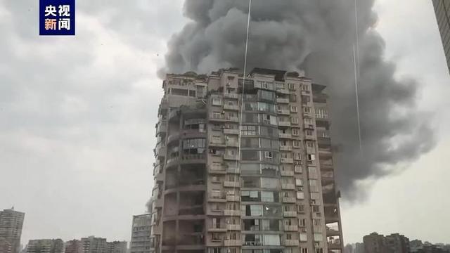 四川自贡一百货大楼起火已致16人遇难