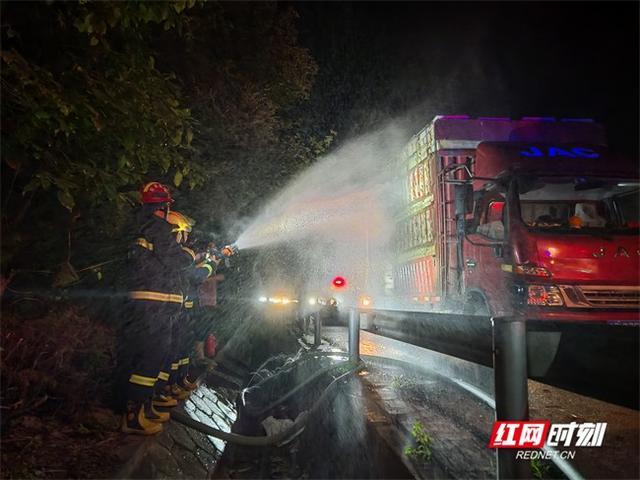 消防员出动消防车为5000只鸭降温 大货车上的“蒸汽鸡”快不行了！