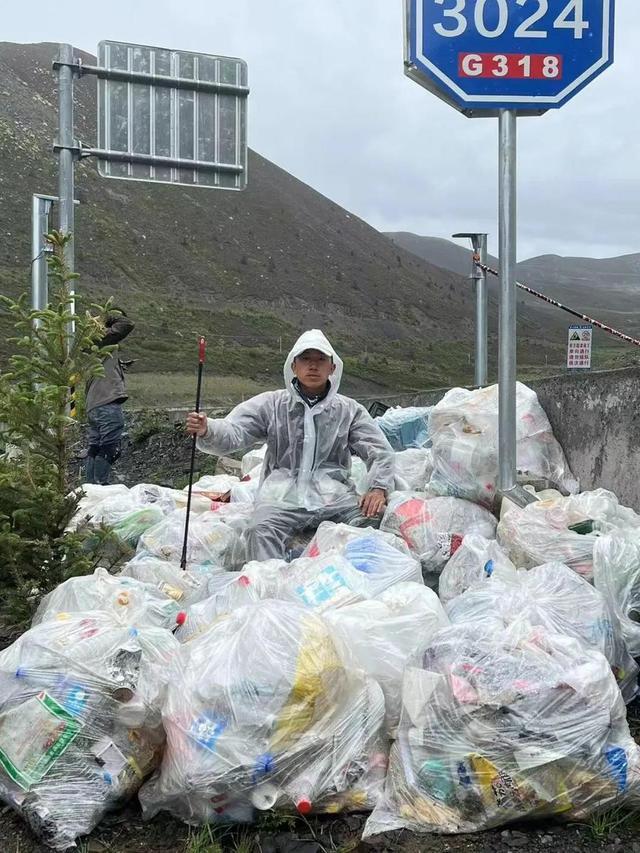 小伙边旅游边捡垃圾100天捡8吨 环保之旅引众人参与