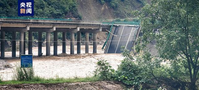 陕西商洛一大桥塌方 暴雨致事故，武警紧急搜救