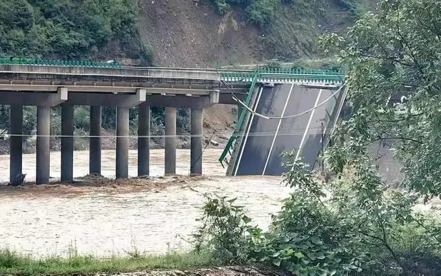 村民讲述救起桥梁垮塌坠河人员