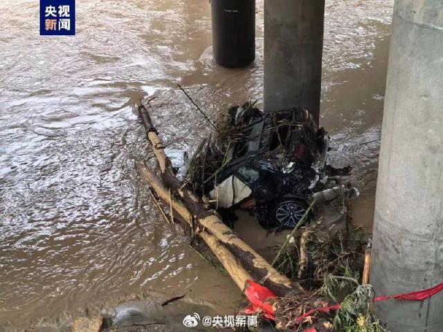 陕西公路桥梁垮塌有路人激动拦车 车辆失踪，救援紧张进行