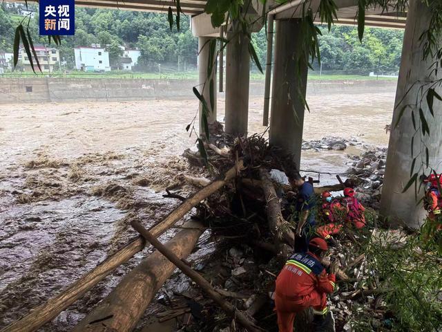 应急管理部调度指导陕西大桥垮塌救援 多部门紧急行动中