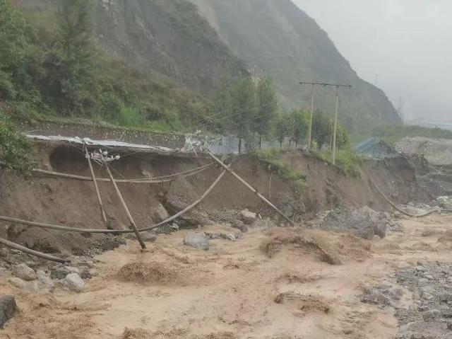 村民称雅安山洪致十余户人家被冲走 救援全力展开，失联人数超30