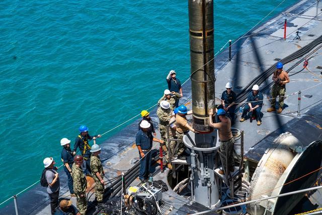 美国防部公开照片：核潜艇在关岛装载远程导弹