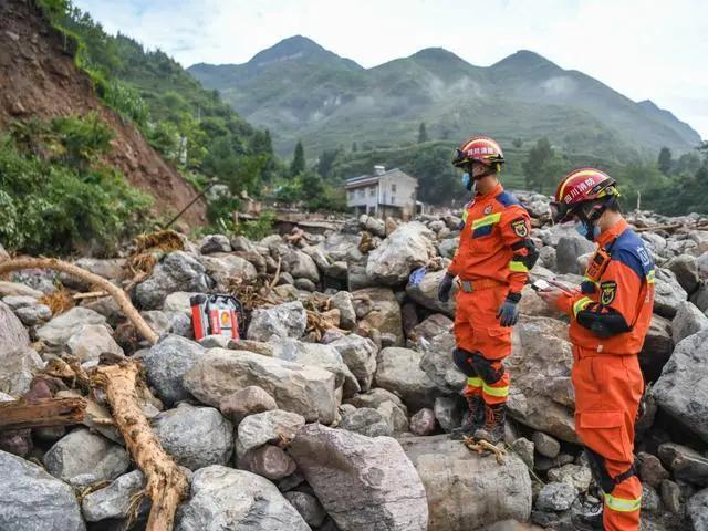 四川雅安洪泥石流灾害已致10人遇难 29人失联仍在搜救