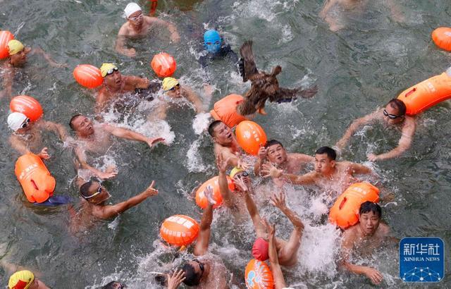 盛夏时节各地人们亲水游玩享清凉 多样活动添乐趣