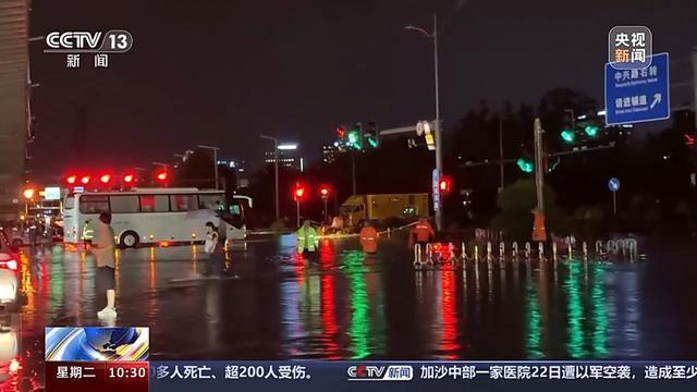 郑州暴雨 多部门连夜抢险排涝