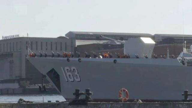 海军焦作舰抵俄参加俄海军节活动