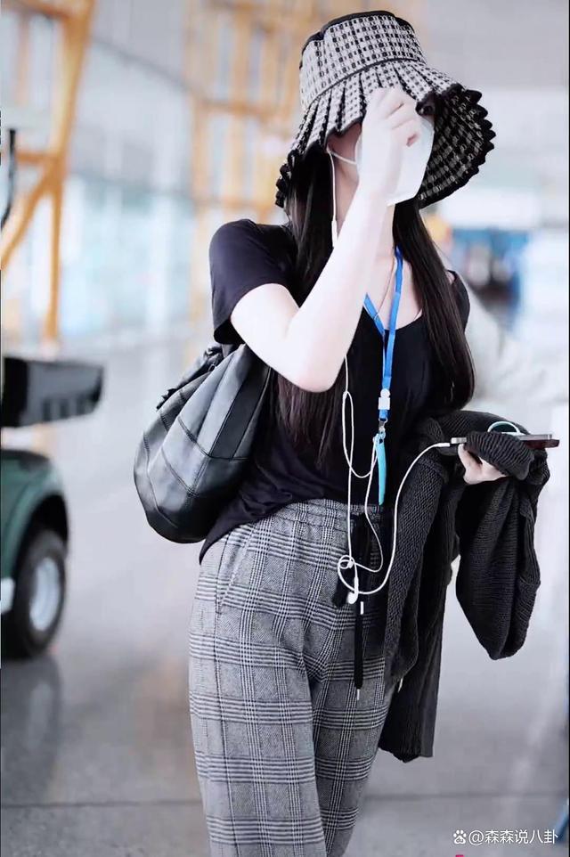 王菲与女儿李嫣现身北京机场 术后李嫣状态引关注