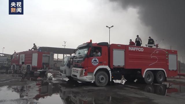 也门荷台达港遭空袭两天后大火持续