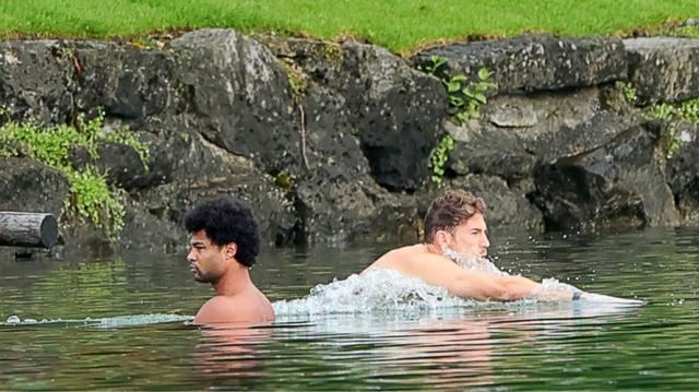 三名拜仁球员训练前在湖中游泳 备战新赛季，晨泳添乐趣