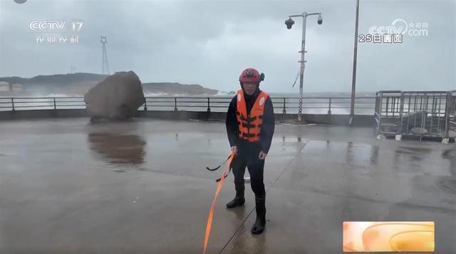 记者报道台风“格美”：腰拴安全绳，守护海岸线安全