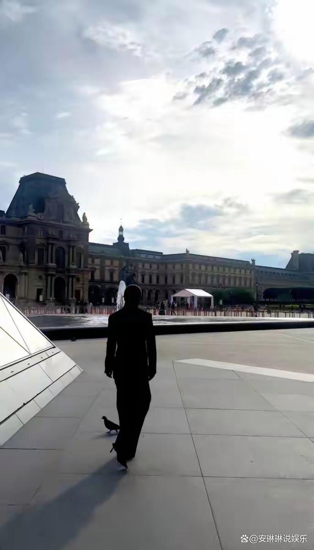 神奇同框：德罗巴为贾玲撑伞 —— 巴黎之夜星光熠熠